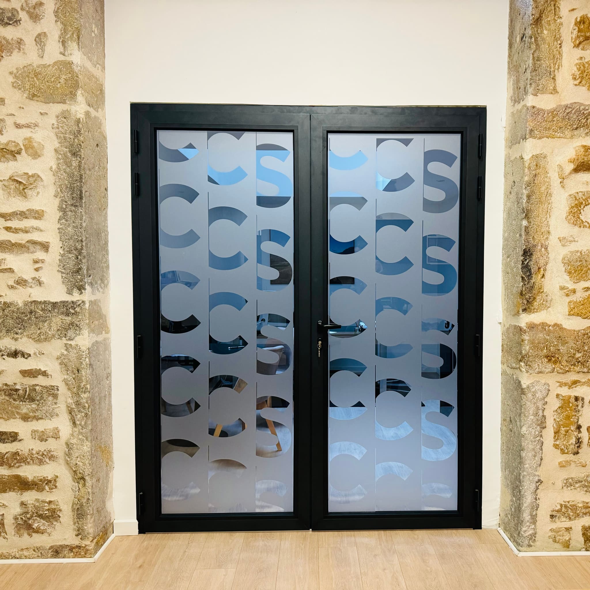 <p><strong>Habillage porte vitrée&nbsp;</strong></p>image