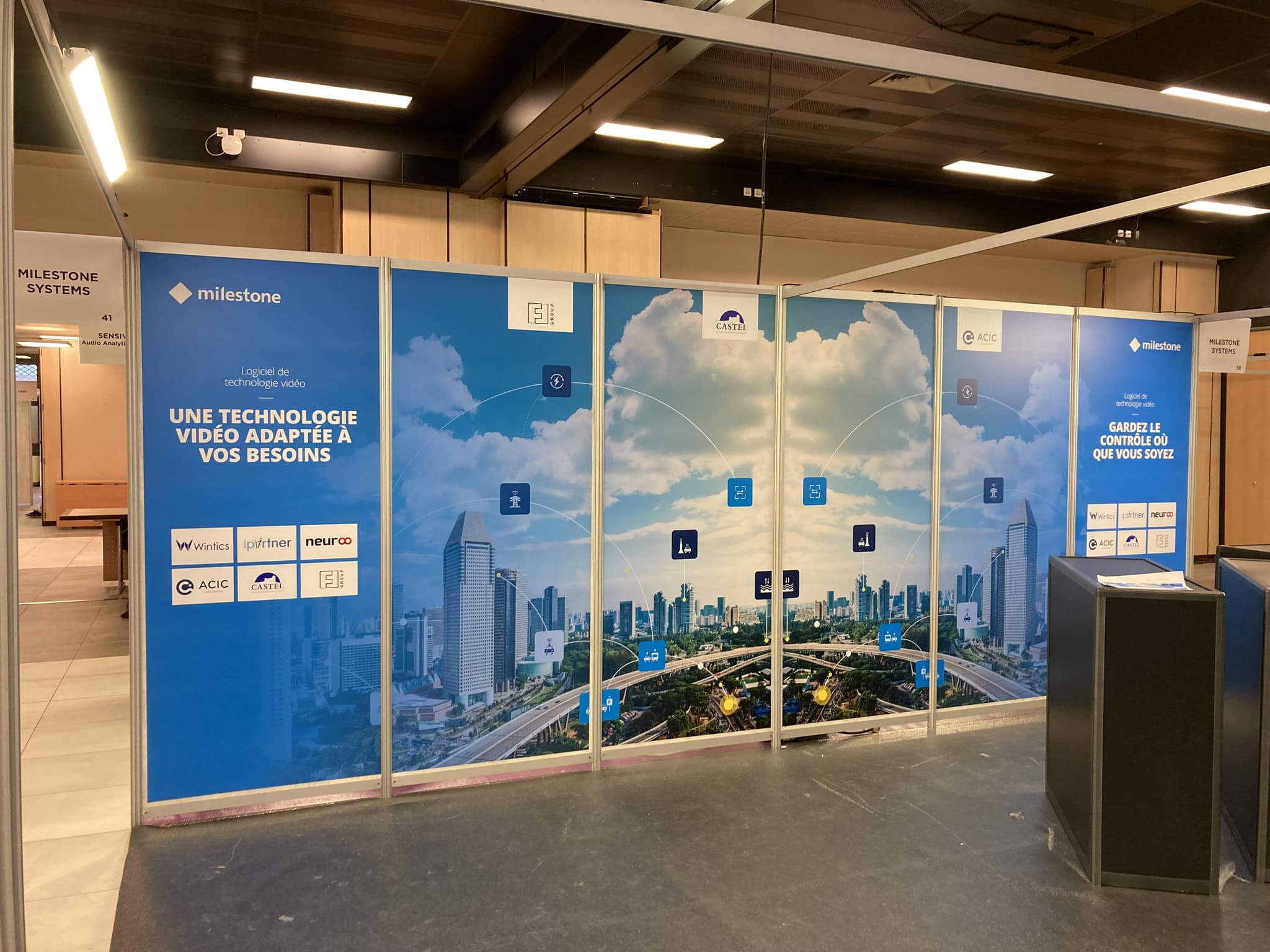 <p><strong>Habillage cloison de stand </strong></p>image