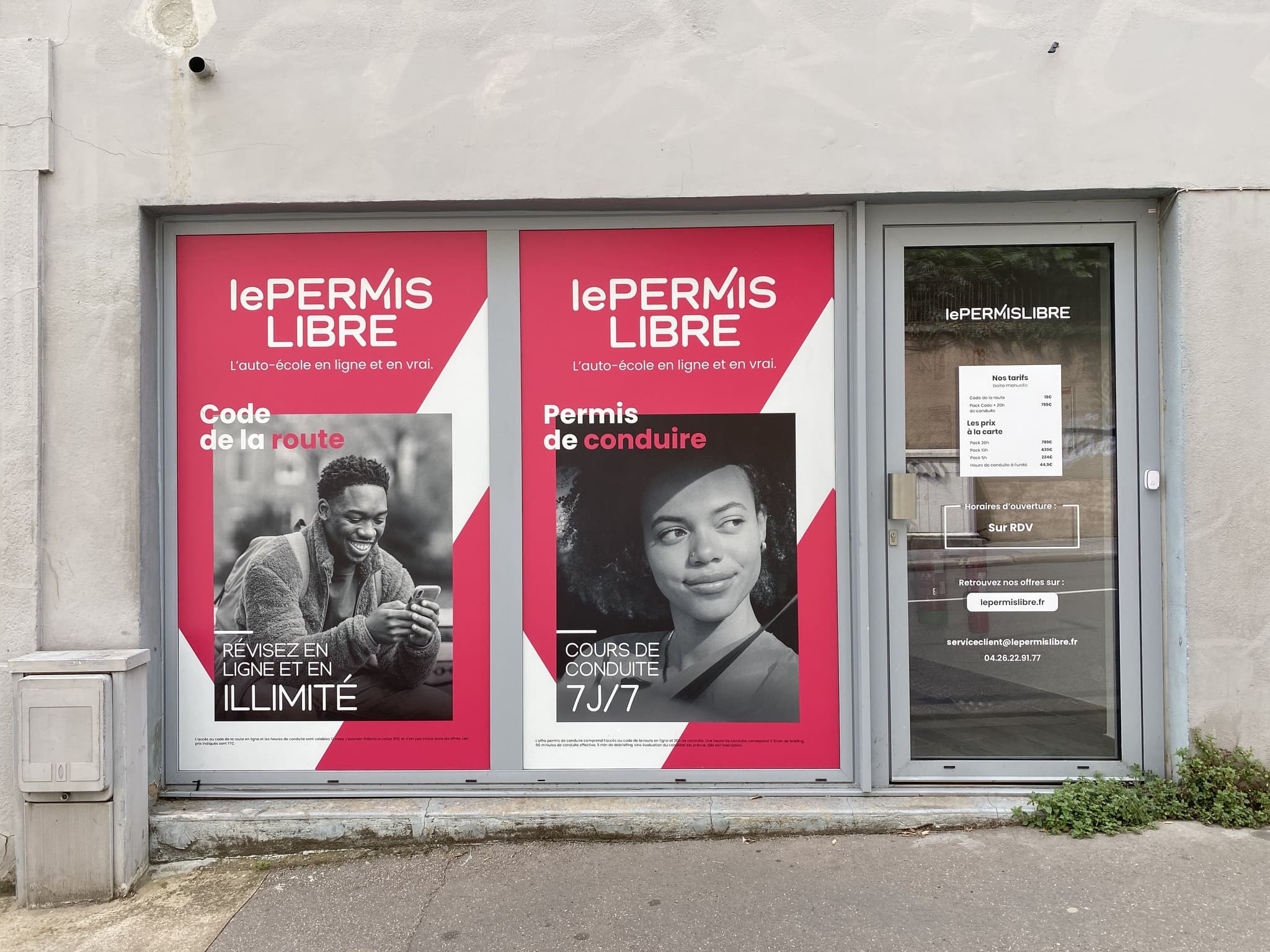 <p><strong>Habillage de vitrine </strong></p>image